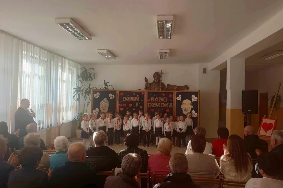 „DROGA BABCIU, DROGI DZIADKU….” Dzień Babci i Dziadka w Szkole Podstawowej w Męcinie - zdjęcie 4