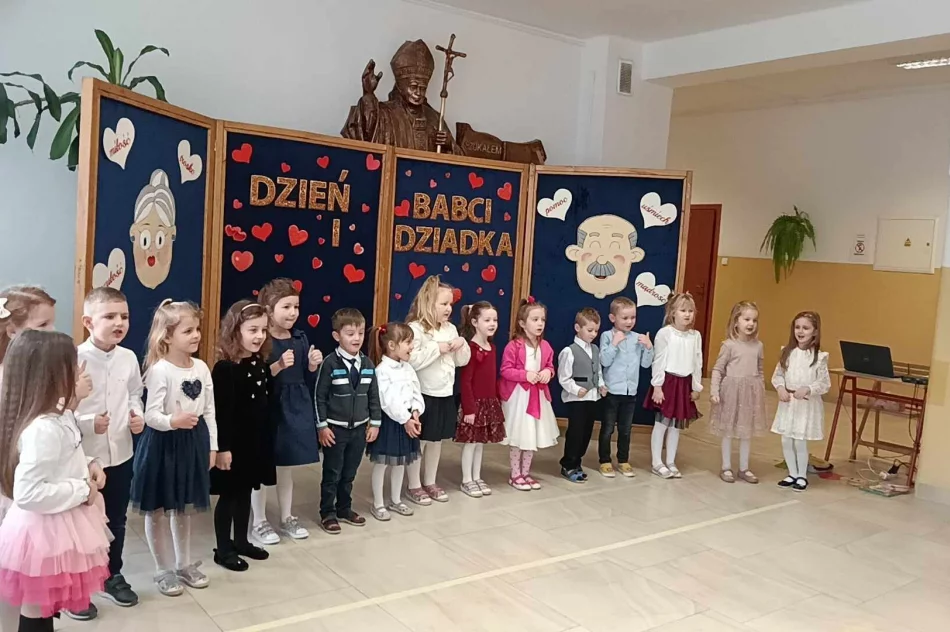 „DROGA BABCIU, DROGI DZIADKU….” Dzień Babci i Dziadka w Szkole Podstawowej w Męcinie - zdjęcie 5