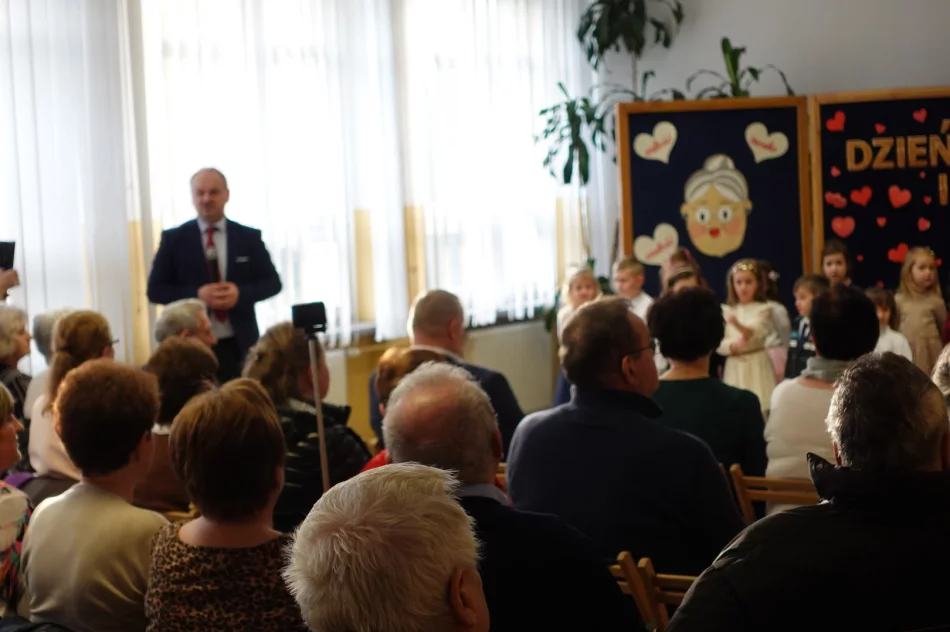 „DROGA BABCIU, DROGI DZIADKU….” Dzień Babci i Dziadka w Szkole Podstawowej w Męcinie - zdjęcie 6