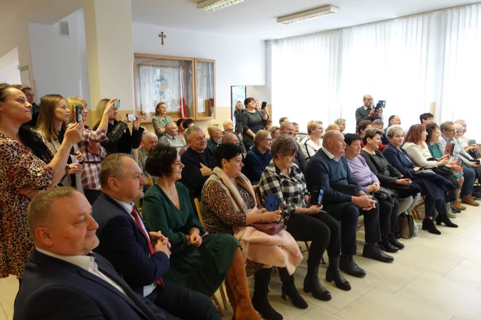„DROGA BABCIU, DROGI DZIADKU….” Dzień Babci i Dziadka w Szkole Podstawowej w Męcinie - zdjęcie 7