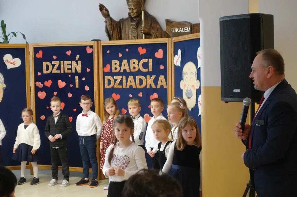 „DROGA BABCIU, DROGI DZIADKU….” Dzień Babci i Dziadka w Szkole Podstawowej w Męcinie - zdjęcie 8