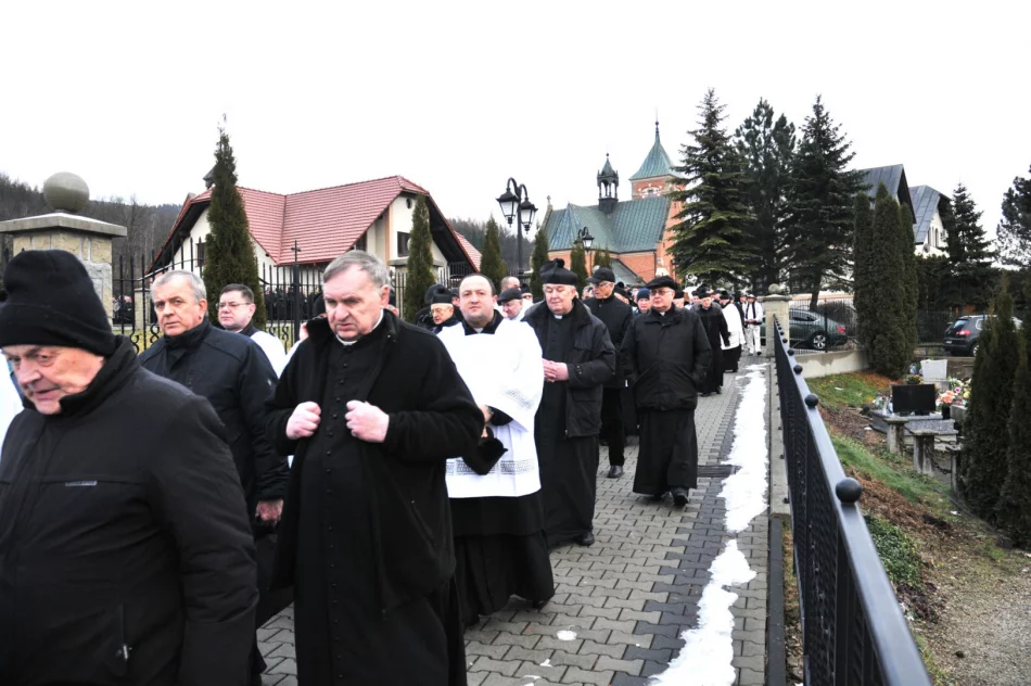 Zmarłego proboszcza żegnali dawni parafianie (ZDJĘCIA) - zdjęcie 3