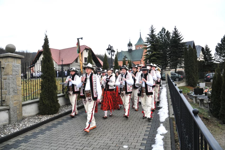Zmarłego proboszcza żegnali dawni parafianie (ZDJĘCIA) - zdjęcie 5