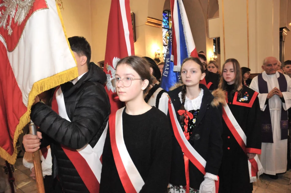 Zmarłego proboszcza żegnali dawni parafianie (ZDJĘCIA) - zdjęcie 12
