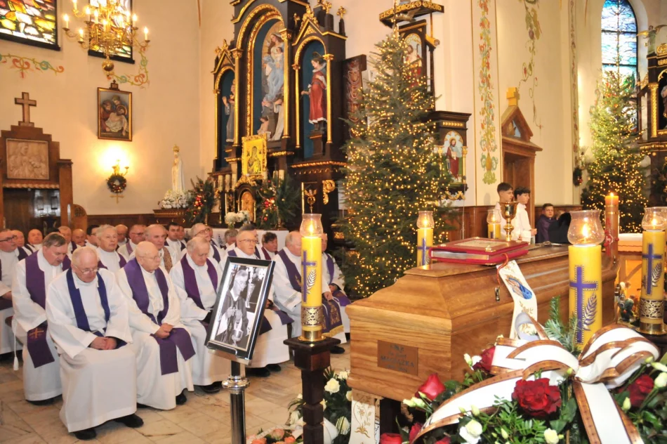 Zmarłego proboszcza żegnali dawni parafianie (ZDJĘCIA) - zdjęcie 14