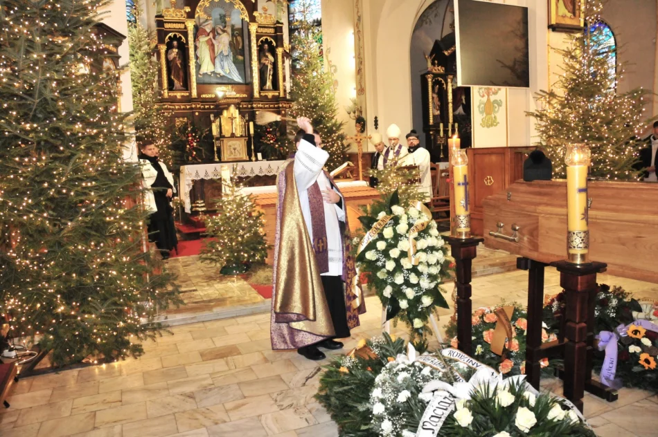 Zmarłego proboszcza żegnali dawni parafianie (ZDJĘCIA) - zdjęcie 17