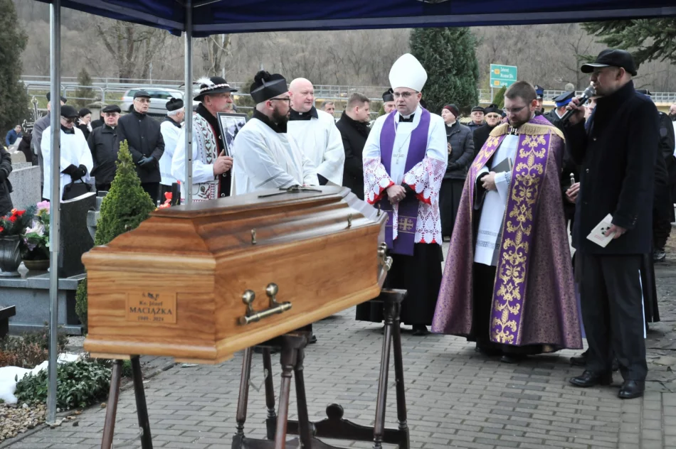 Zmarłego proboszcza żegnali dawni parafianie (ZDJĘCIA) - zdjęcie 20