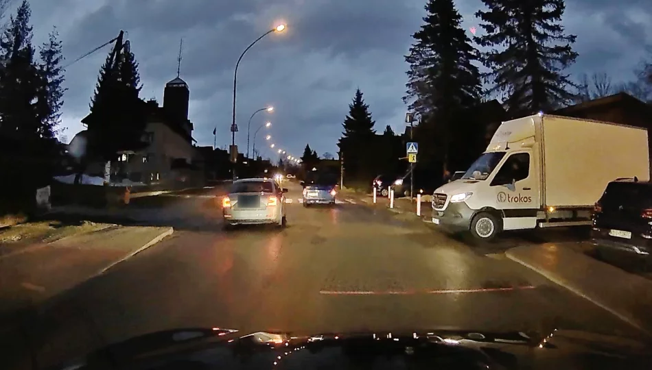 Niebezpieczne wyprzedzanie. Kierowca Skody został nagrany (WIDEO) - zdjęcie 1