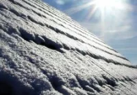 Ciężar śniegu na dachu zagraża bezpieczeństwu - zdjęcie główne