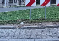 Uzupełniono fugę, a krawężnik... nadal uszkodzony - zdjęcie główne