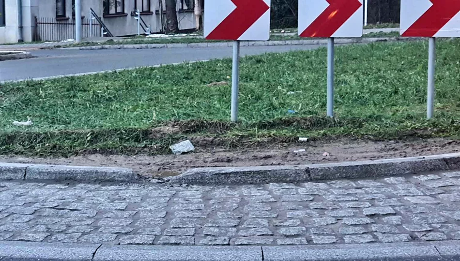 Uzupełniono fugę, a krawężnik... nadal uszkodzony - zdjęcie 1