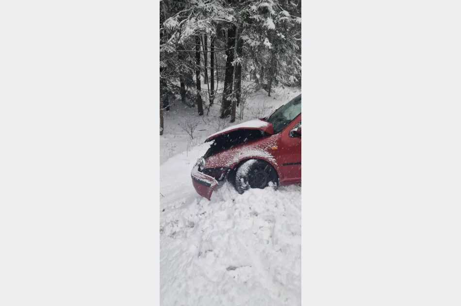 Czołowe zderzenie na drodze wojewódzkiej - zdjęcie 2