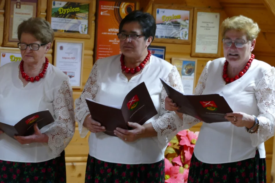 ,,Kolędowanie po sąsiedzku” w bibliotece w Męcinie - zdjęcie 11