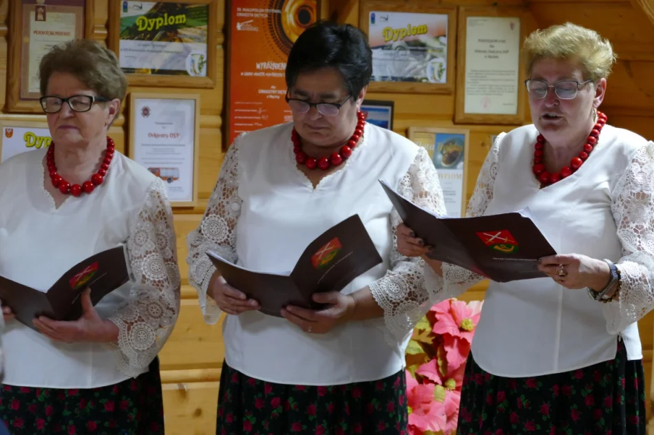 ,,Kolędowanie po sąsiedzku” w bibliotece w Męcinie - zdjęcie 12