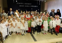 Zimowy, srebrny Dzień Babci i Dziadka - Szkoła Podstawowa nr 2 w Męcinie - zdjęcie główne