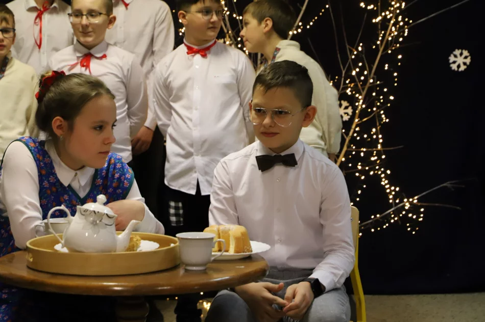 Zimowy, srebrny Dzień Babci i Dziadka - Szkoła Podstawowa nr 2 w Męcinie - zdjęcie 2