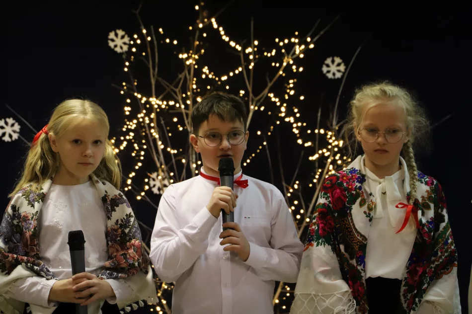 Zimowy, srebrny Dzień Babci i Dziadka - Szkoła Podstawowa nr 2 w Męcinie - zdjęcie 4