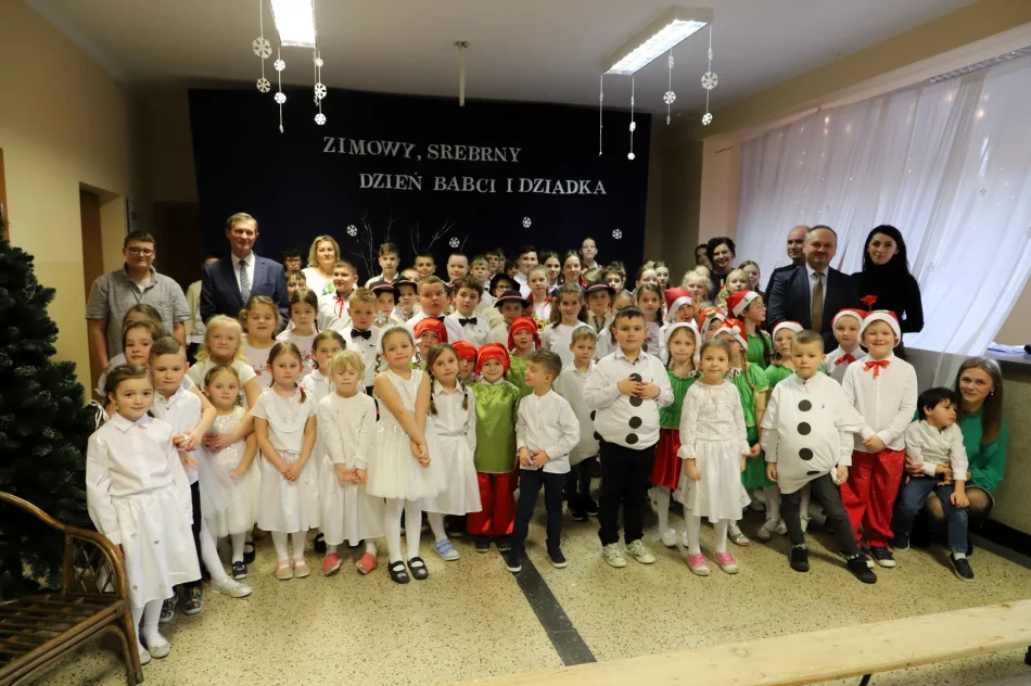 Zimowy, srebrny Dzień Babci i Dziadka - Szkoła Podstawowa nr 2 w Męcinie - zdjęcie 5