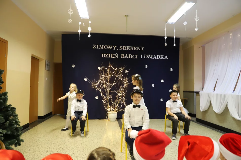 Zimowy, srebrny Dzień Babci i Dziadka - Szkoła Podstawowa nr 2 w Męcinie - zdjęcie 6