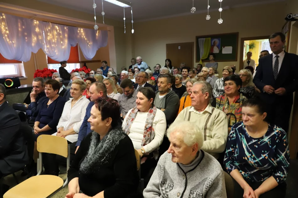 Zimowy, srebrny Dzień Babci i Dziadka - Szkoła Podstawowa nr 2 w Męcinie - zdjęcie 7
