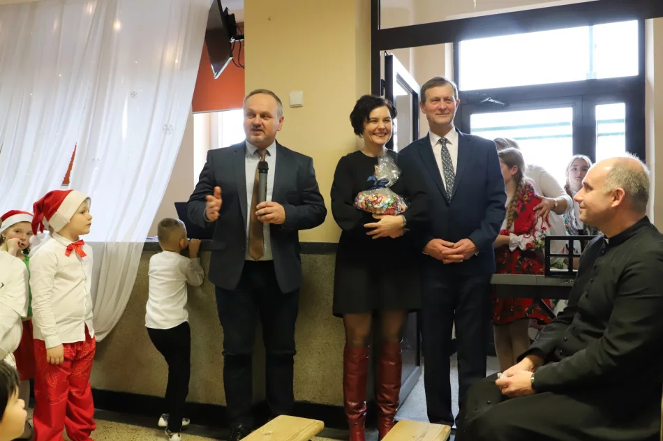 Zimowy, srebrny Dzień Babci i Dziadka - Szkoła Podstawowa nr 2 w Męcinie - zdjęcie 9