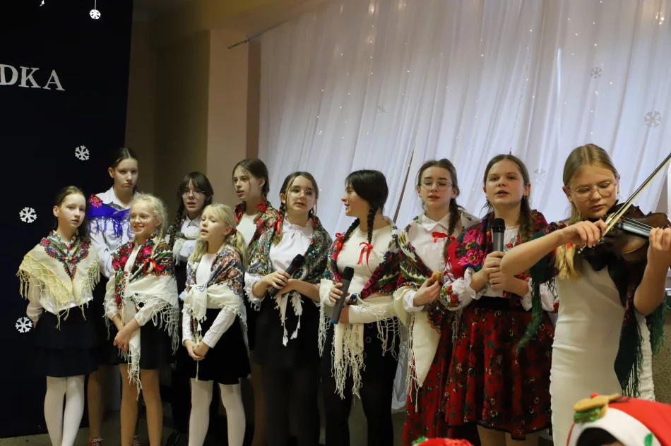 Zimowy, srebrny Dzień Babci i Dziadka - Szkoła Podstawowa nr 2 w Męcinie - zdjęcie 10