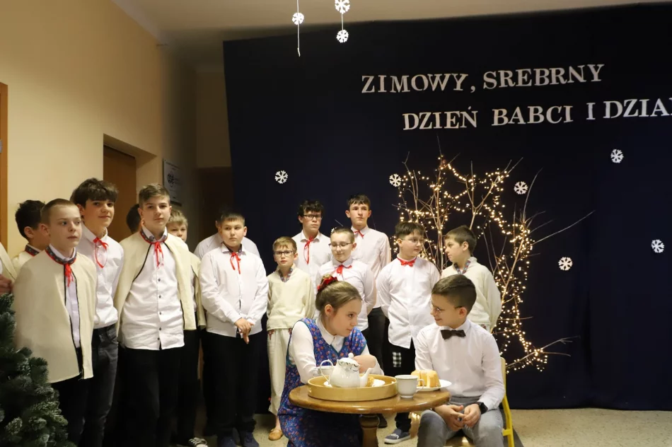 Zimowy, srebrny Dzień Babci i Dziadka - Szkoła Podstawowa nr 2 w Męcinie - zdjęcie 12