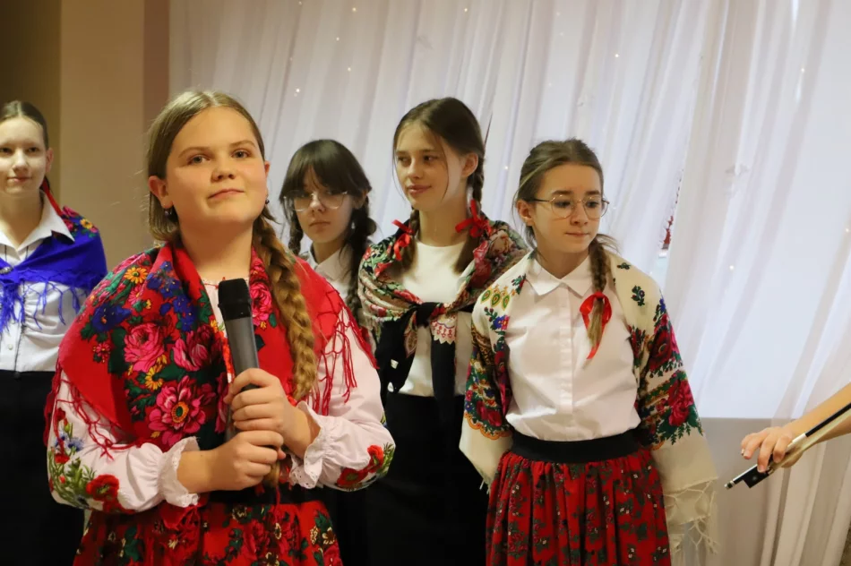 Zimowy, srebrny Dzień Babci i Dziadka - Szkoła Podstawowa nr 2 w Męcinie - zdjęcie 13