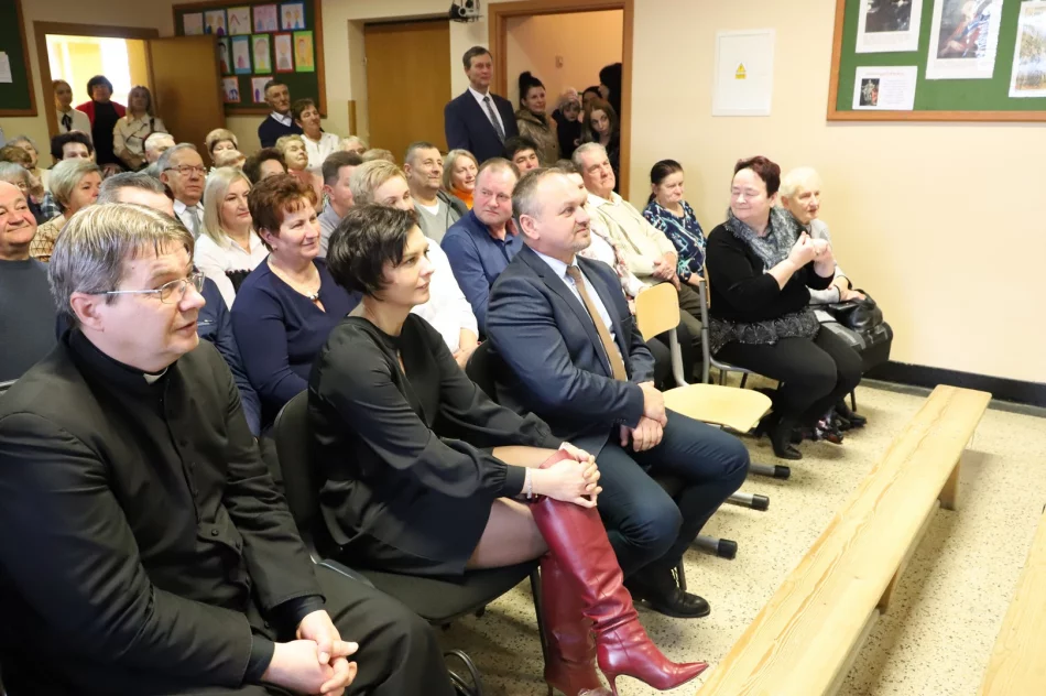 Zimowy, srebrny Dzień Babci i Dziadka - Szkoła Podstawowa nr 2 w Męcinie - zdjęcie 14