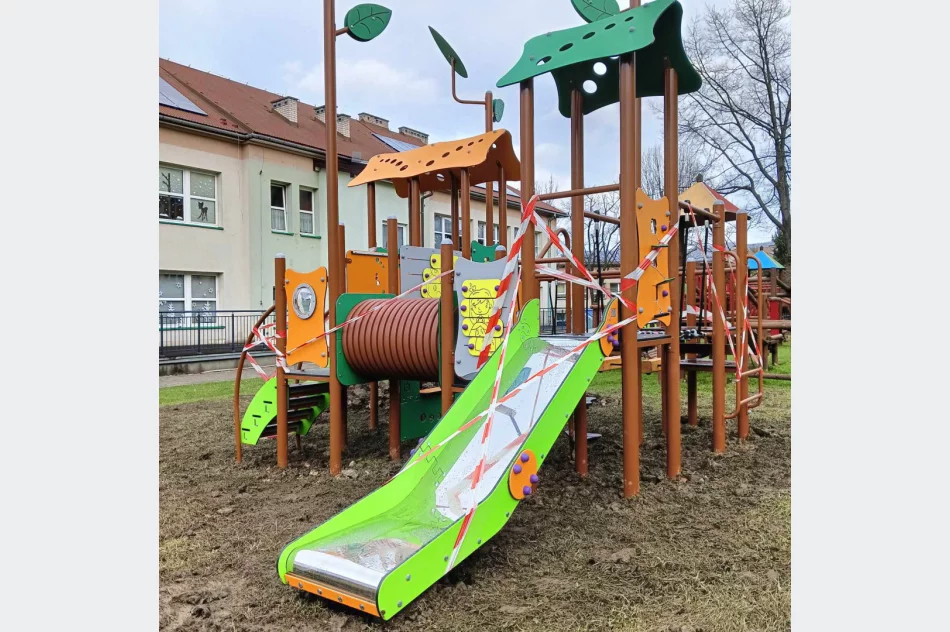 Nowy zestaw urządzeń na placu zabaw przy Miejskim Przedszkolu nr 1 - zdjęcie 3