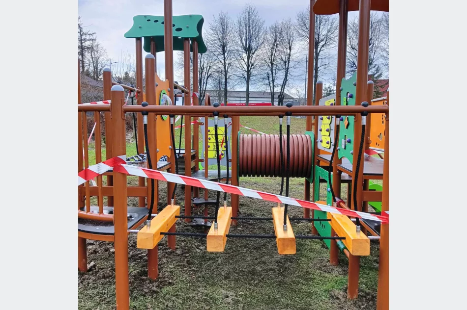 Nowy zestaw urządzeń na placu zabaw przy Miejskim Przedszkolu nr 1 - zdjęcie 5