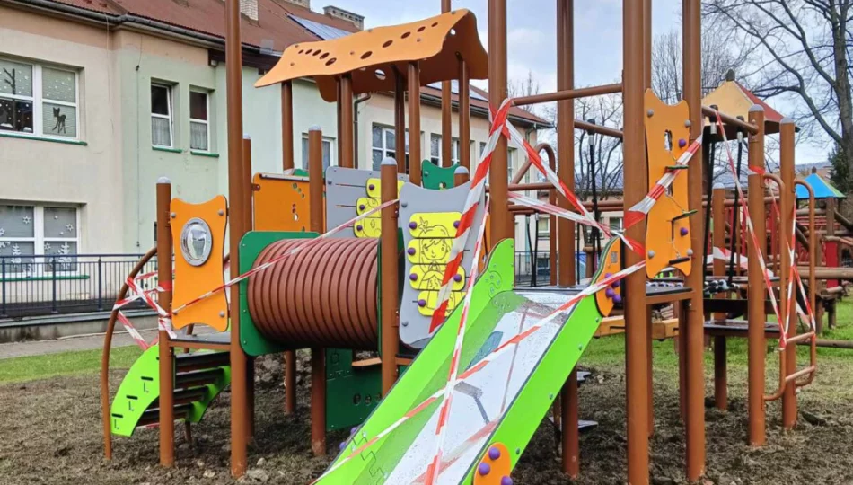 Nowe elementy placu zabaw przy przedszkolu - zdjęcie 1