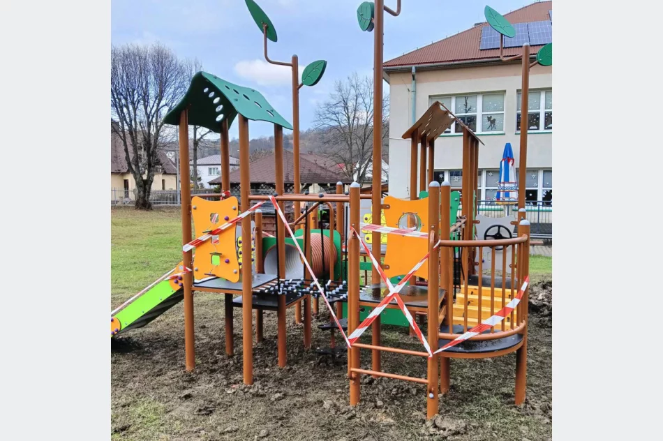 Nowe elementy placu zabaw przy przedszkolu - zdjęcie 2
