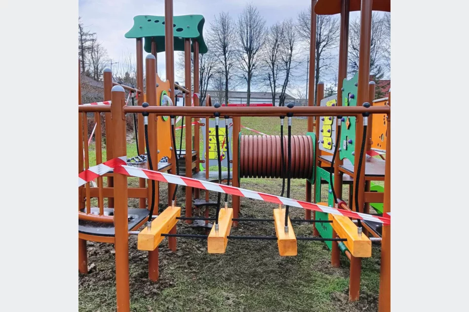 Nowe elementy placu zabaw przy przedszkolu - zdjęcie 3