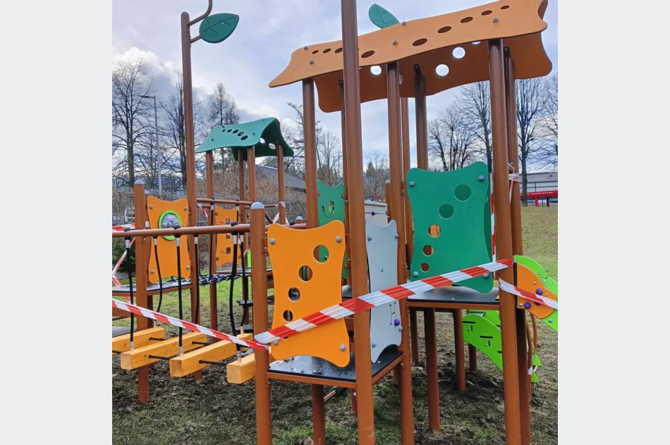 Nowe elementy placu zabaw przy przedszkolu - zdjęcie 4