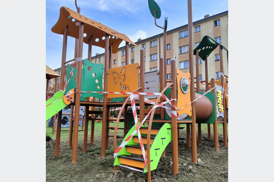 Nowe elementy placu zabaw przy przedszkolu - zdjęcie 5