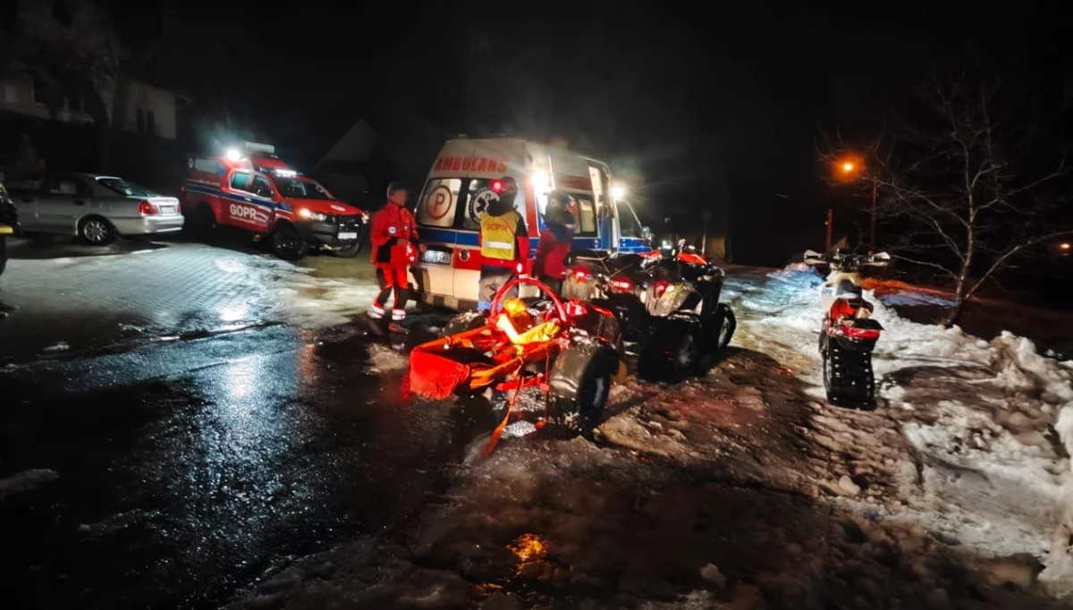 Akcja ratunkowa na Hali Krupowej - turysta przekazany do karetki pogotowia (Fot. GOPR Grupa Podhalańska)