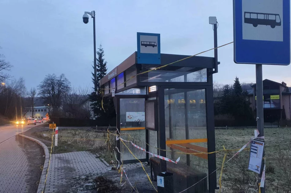 Dostęp do wiaty przystankowej uniemożliwia teraz... siatka - zdjęcie 4