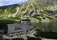 Huraganowy wiatr w Tatrach zerwał fragment dachu schroniska w Dolinie Pięciu Stawów - zdjęcie główne