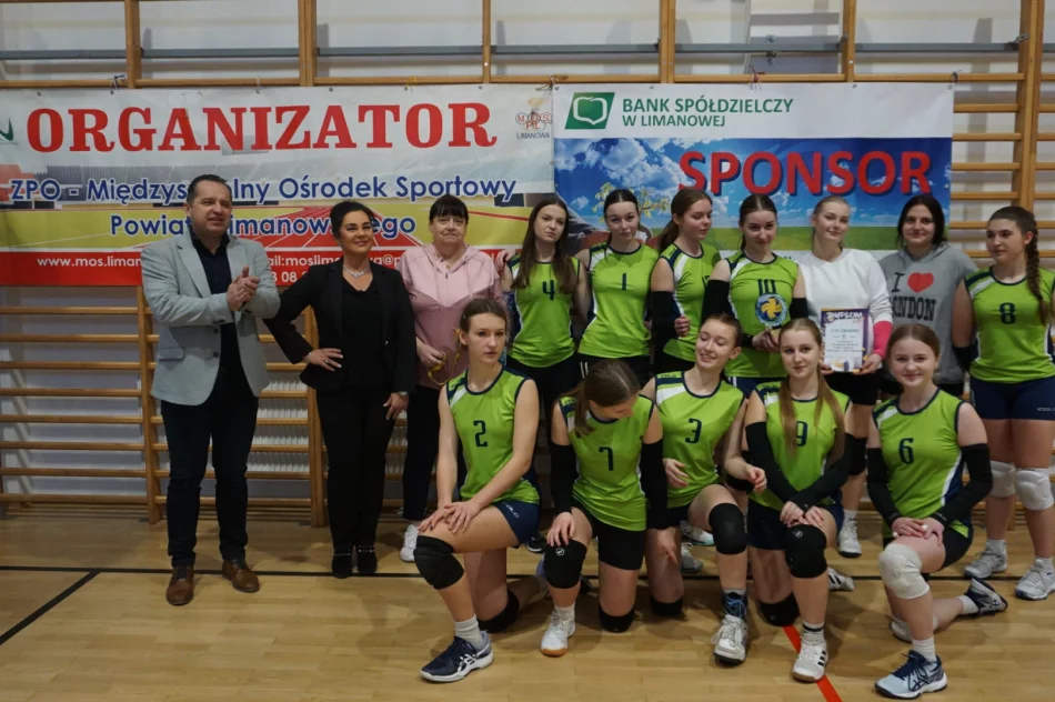 Siatkarki z „Ekonoma” najlepsze w powiecie - zdjęcie 2