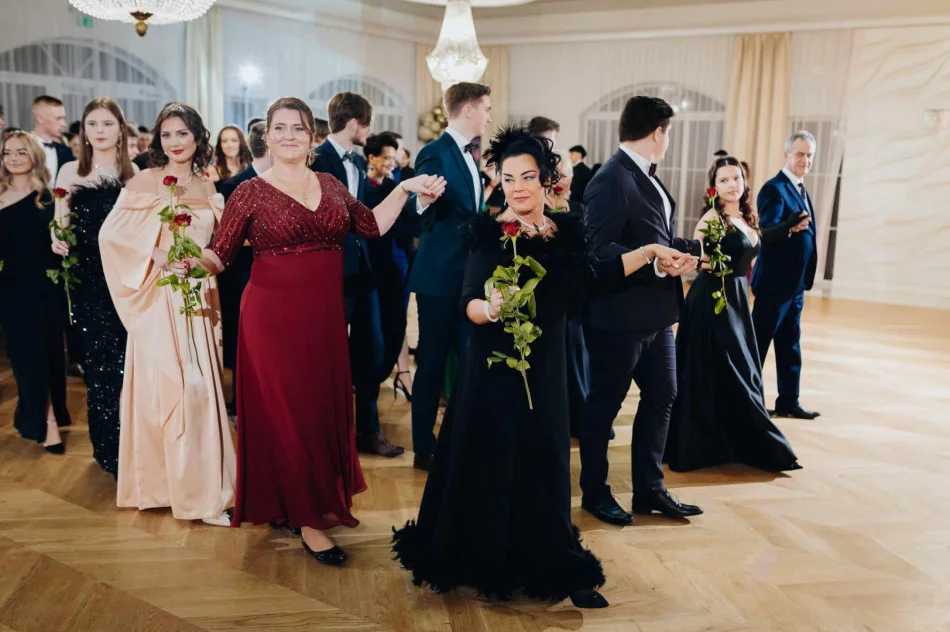 Studniówka w "Orkanie" (ZDJĘCIA) - zdjęcie 12