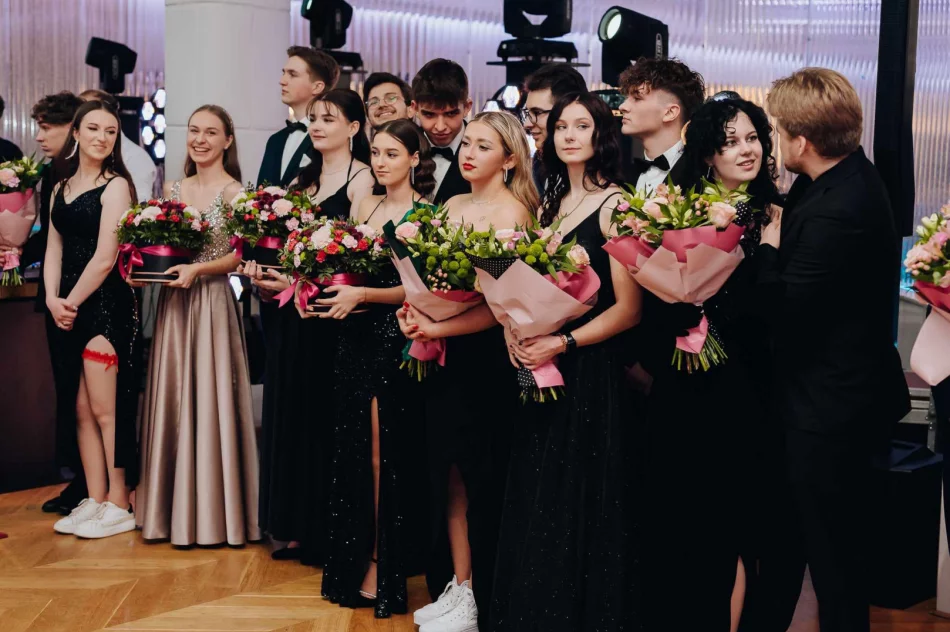 Studniówka w "Orkanie" (ZDJĘCIA) - zdjęcie 17