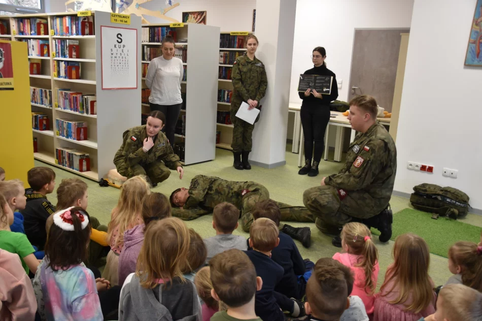 Warsztaty z pierwszej pomocy odbyły się w Miejskiej Bibliotece Publicznej - zdjęcie 6