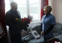 Komendant z podziękowaniami u pielęgniarki - zdjęcie główne