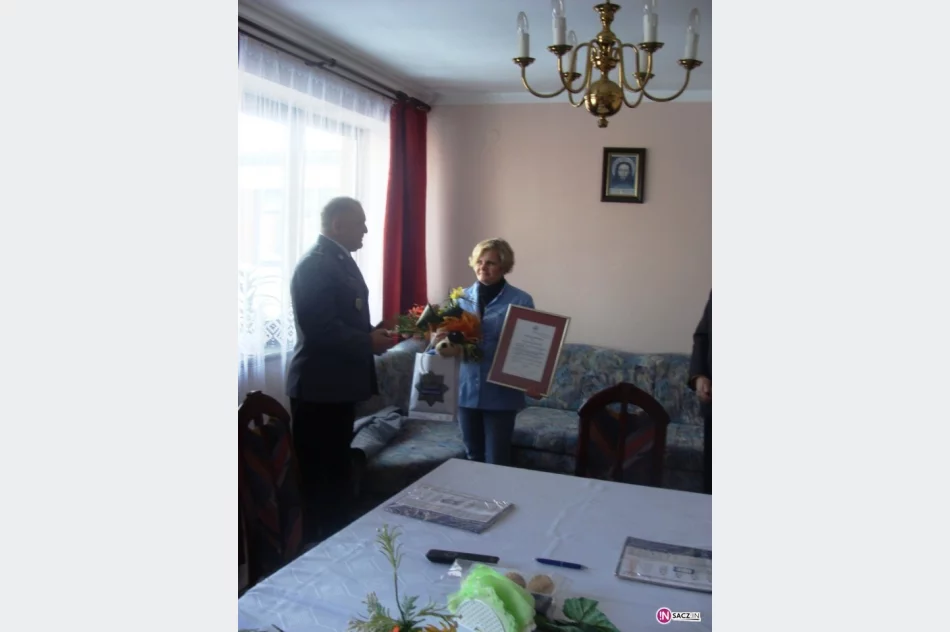 Komendant z podziękowaniami u pielęgniarki - zdjęcie 2