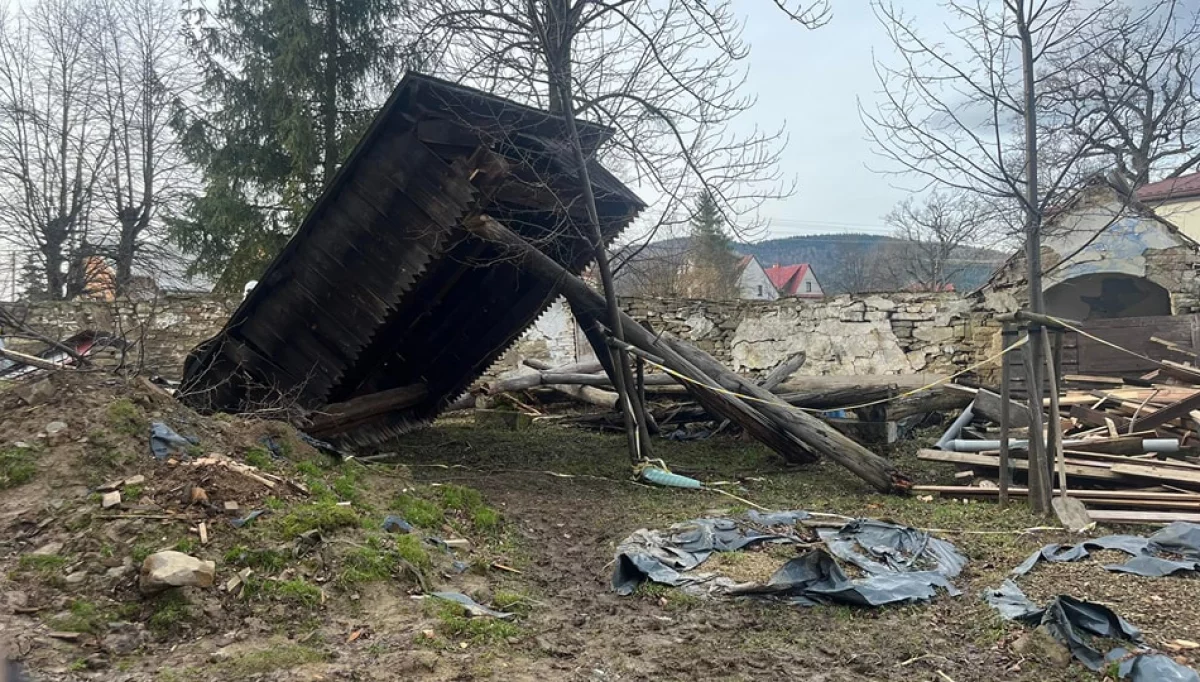 Zawaliła się drewniana dzwonnica/fot.: OSP Skrzydlna