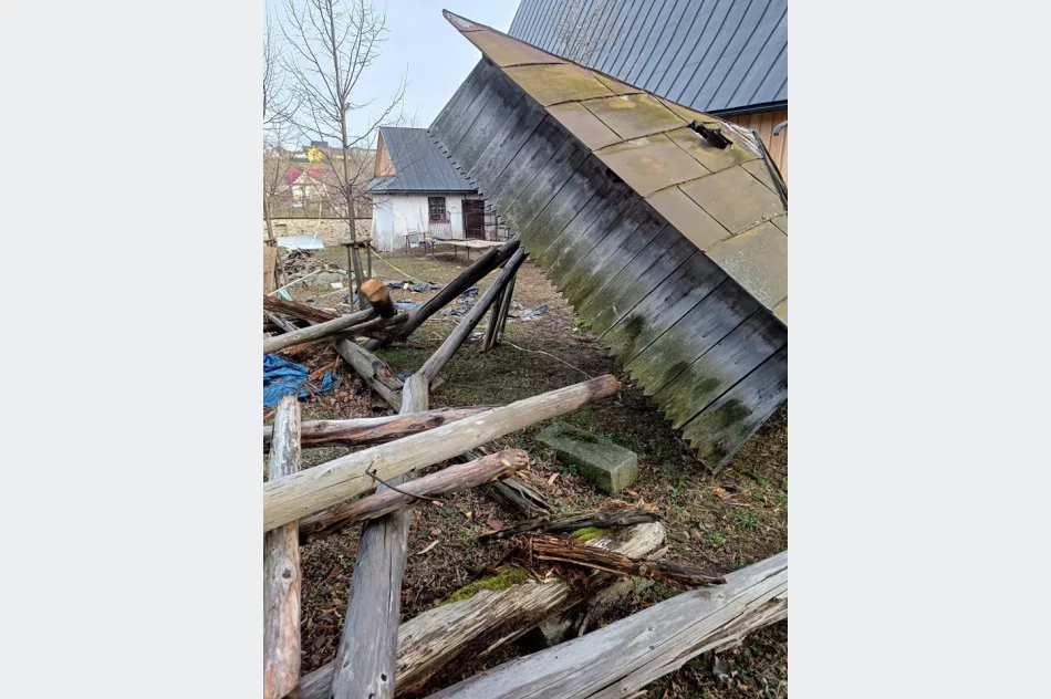 Przy zabytkowym kościele zawaliła się drewniana dzwonnica - zdjęcie 2