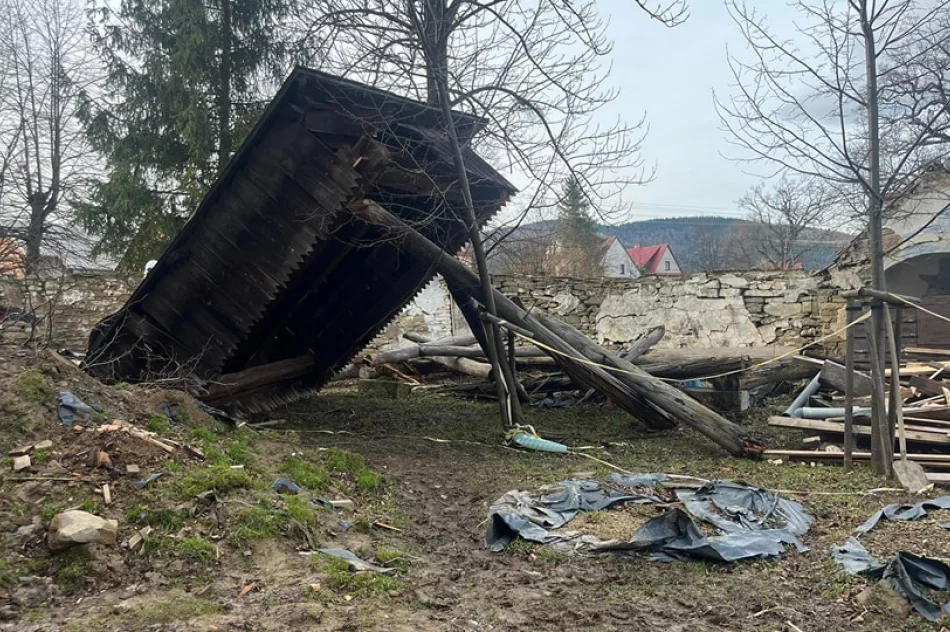 Przy zabytkowym kościele zawaliła się drewniana dzwonnica - zdjęcie 5