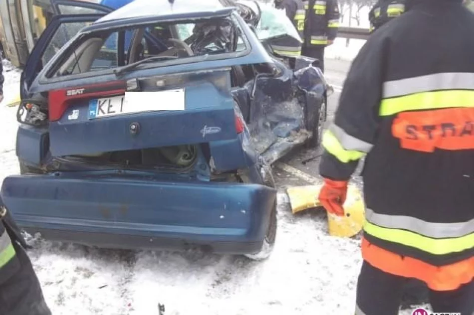 Bus zderzył się z osobowym seatem - zdjęcie 2