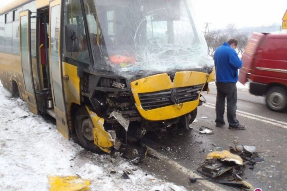 Bus zderzył się z osobowym seatem - zdjęcie 3